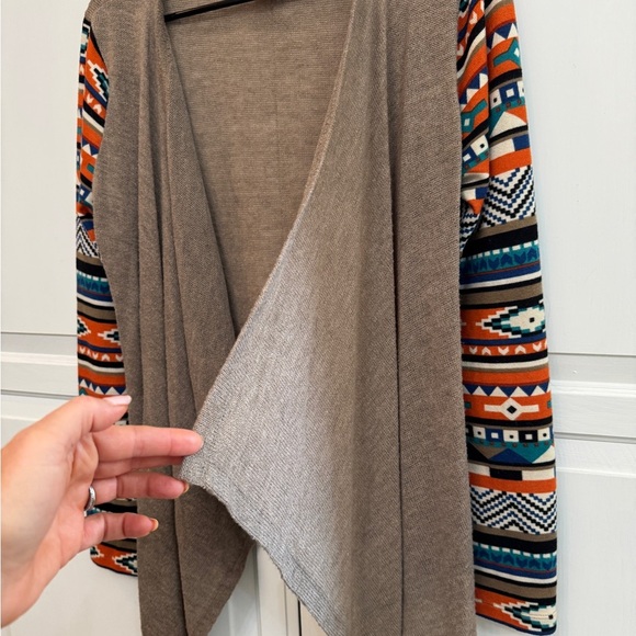 Flying Tomato Tan Cardigan with Tribal Multicolor Sleeves Size L - Picture 4 of 5